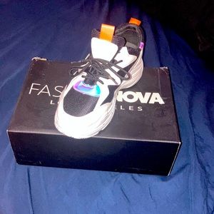 Combo sneaker size 7